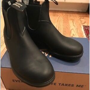 New in box Blundstone black 510 boots